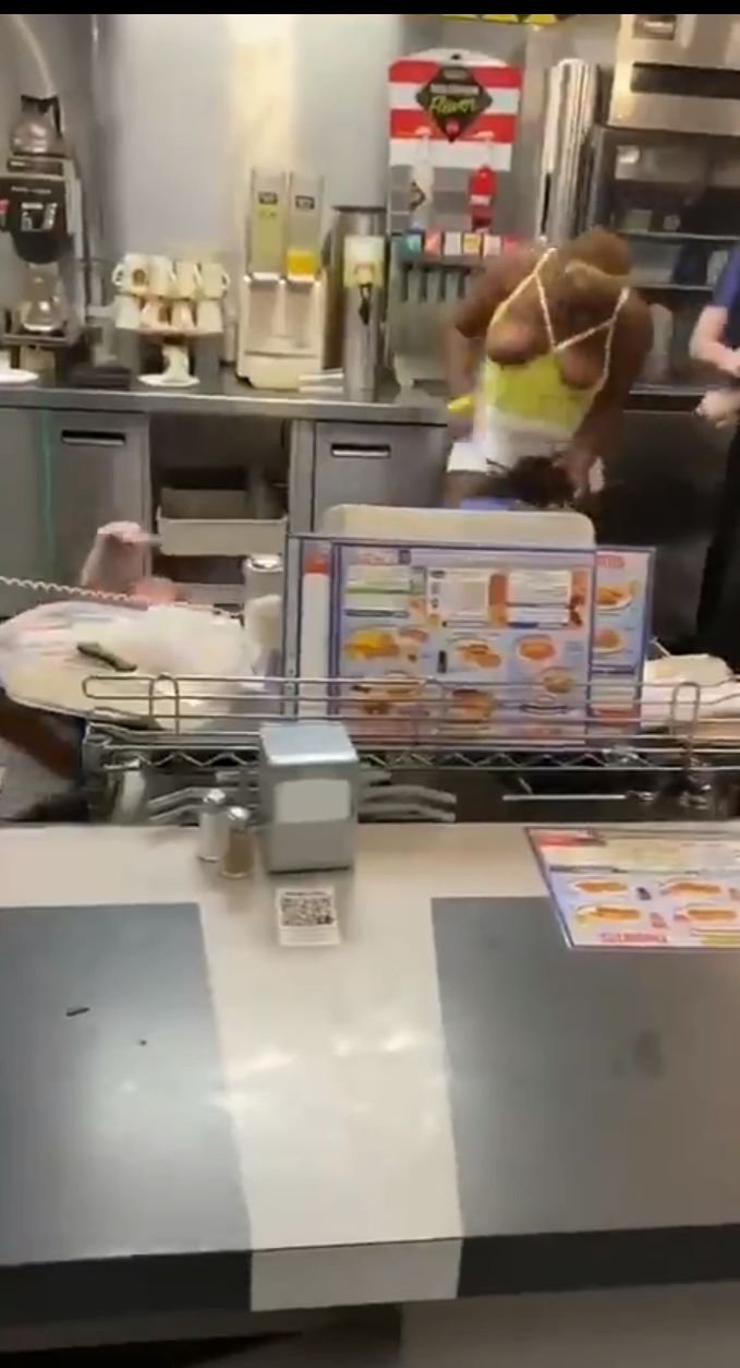 Big Breasts Out In Public With Girls Seen Fighting In Waffle House 