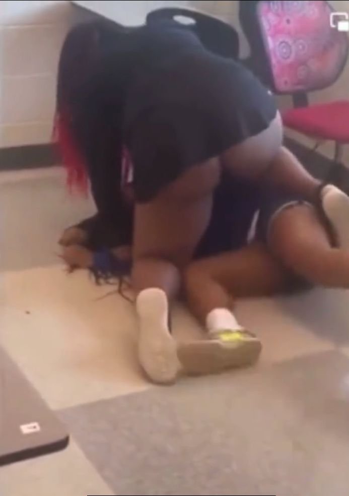 Teacher With Big Ass Accidentally Exposing Her Naked Big Ass In Public, While Fighting Student In Class (Full Video 